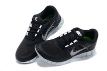 Черно-белые женские кроссовки Nike Free Run на каждый день